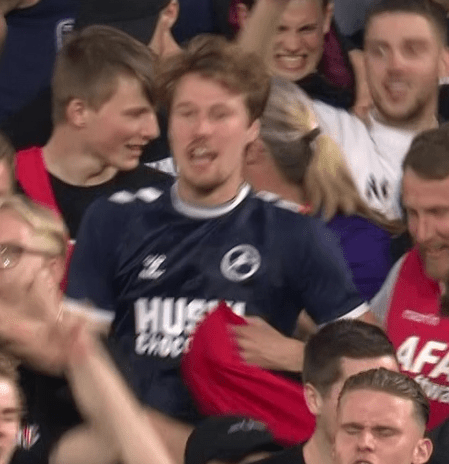 Amidst the sea of shifts for Alkmaar, one dark blue Millwall top stands out