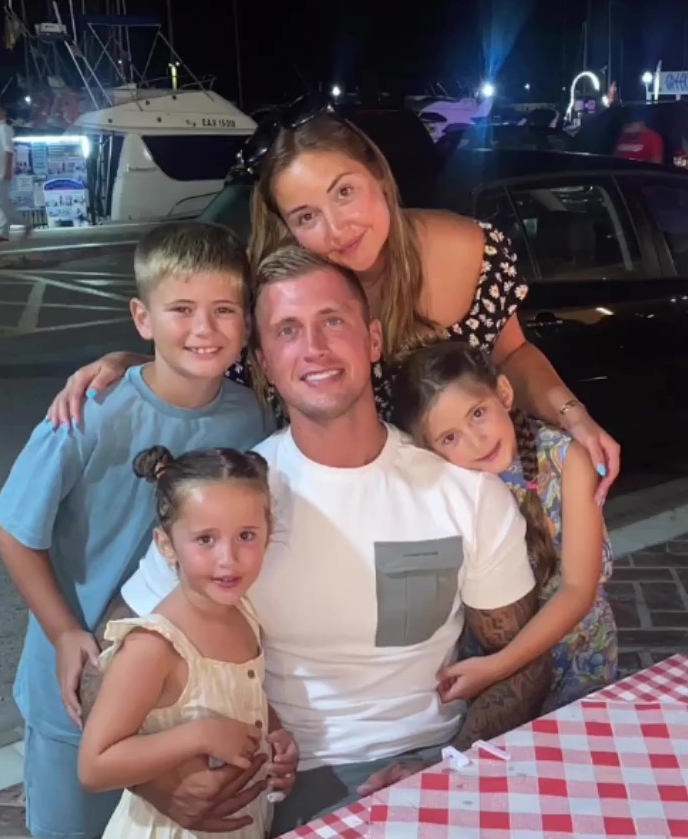 Dan with his family Jac, Mia, Ella and Teddy