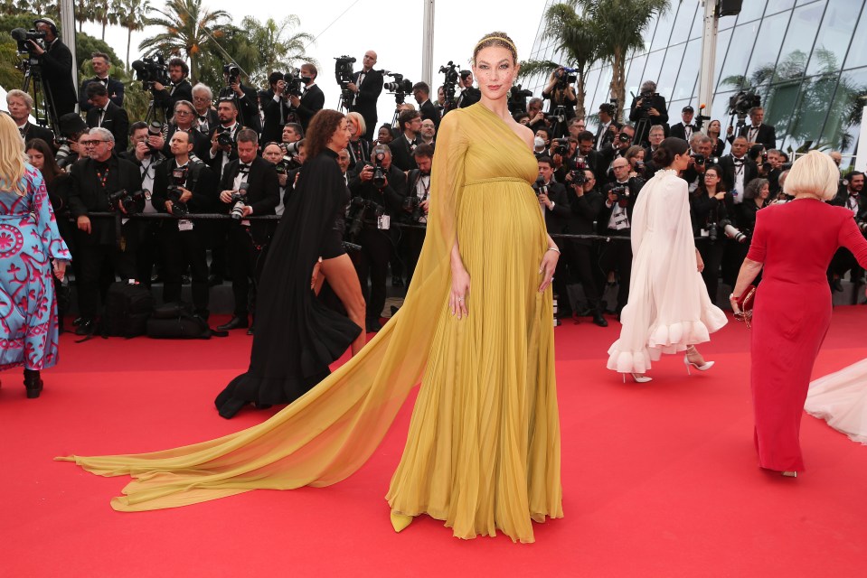 Karlie Kloss looked a vision on the red carpet