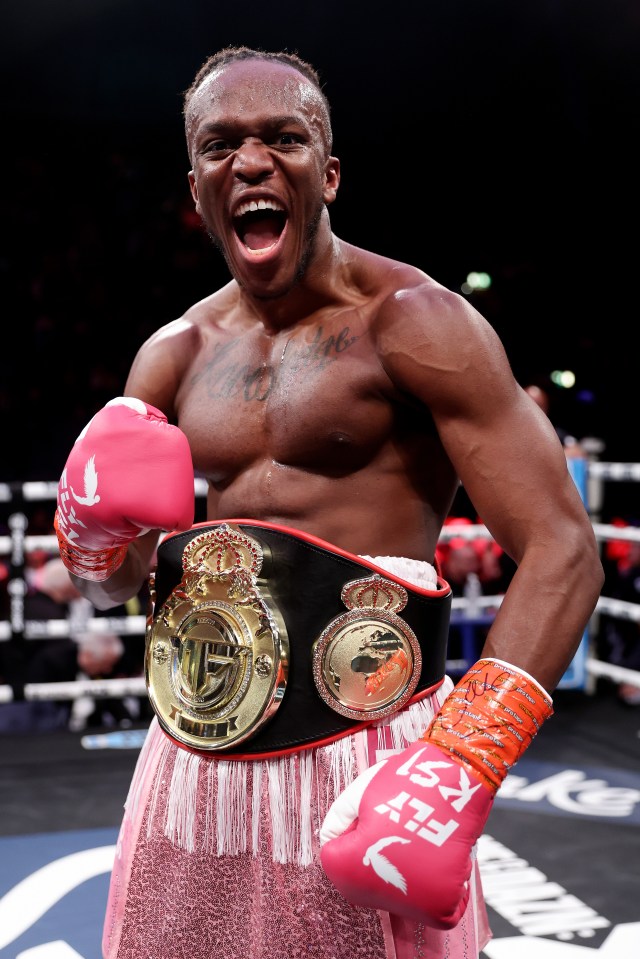 KSI poses with his Misfits Boxing belt