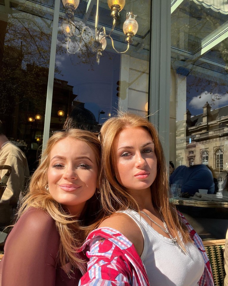 Maisie posed with her sister Scarlett during a Paris trip