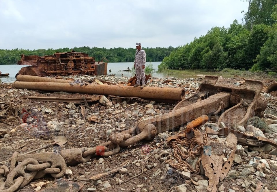 World War Two shipwrecks HMS Prince of Wales and HMS Repulse were targeted by a scrap metal barge that used a giant crane to pull up pieces of wreckage