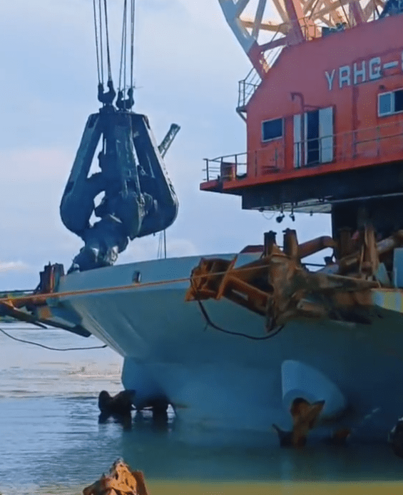 The vessel, with a giant crane, was spotted by fishermen who tried to confront it but were chased off by scrappers a speedboat