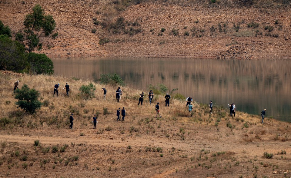 Police and search teams arrive on site at the Barregem do Arade