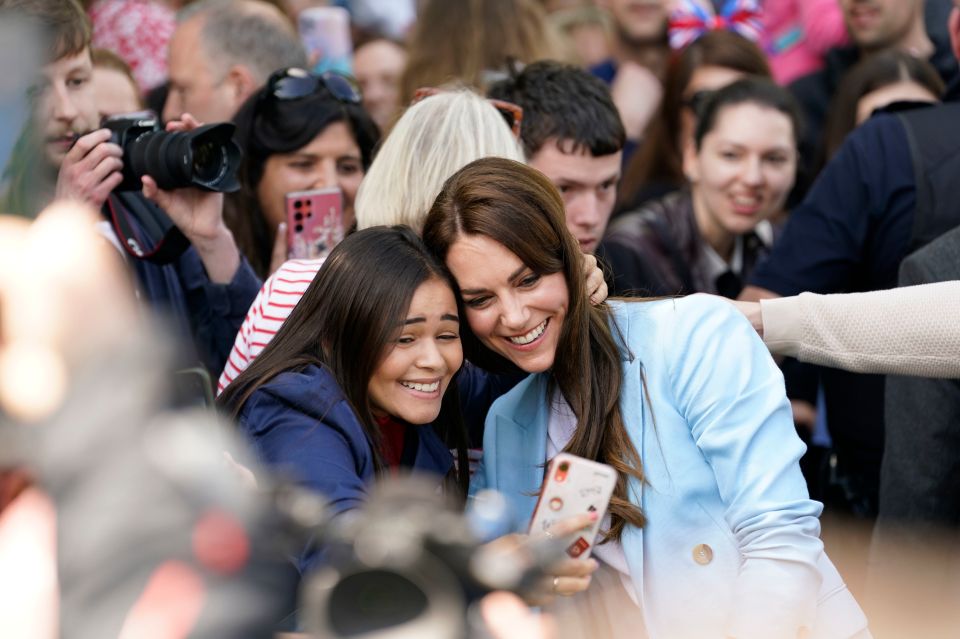 She also posed for a selfie with a fan