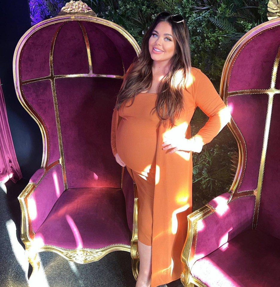 Scarlett Moffatt has showed off her huge baby bump