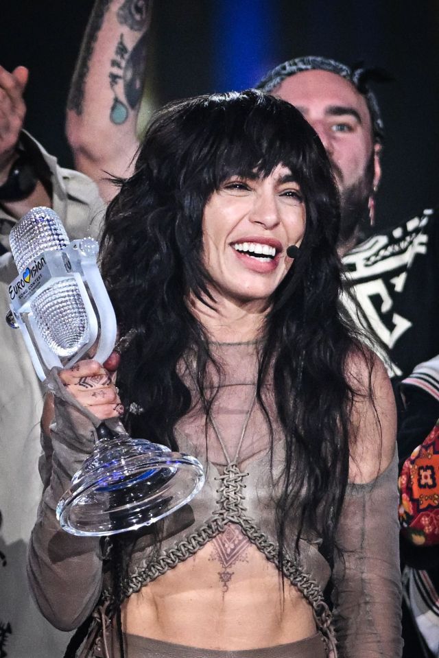 She proudly held the Eurovision trophy