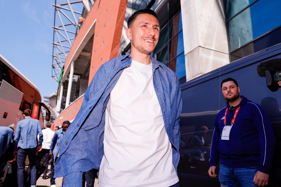 Steven Berghuis looks on prior to the match against FC Twente