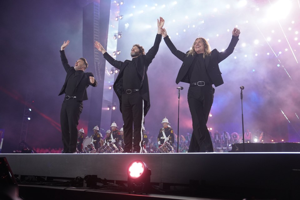 Closing the whole concert, Take That sang their 1995-hit Never Forget as the audience joined in