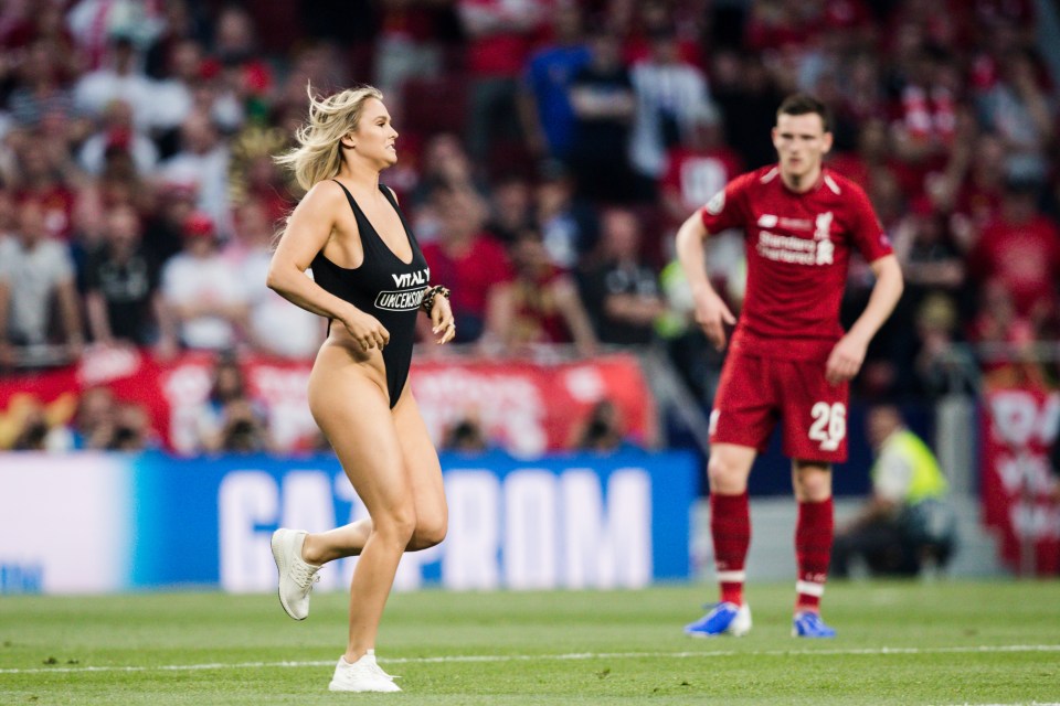 She ran on the pitch of the Estadio Wanda Metropolitano during the clash between Liverpool and Tottenham