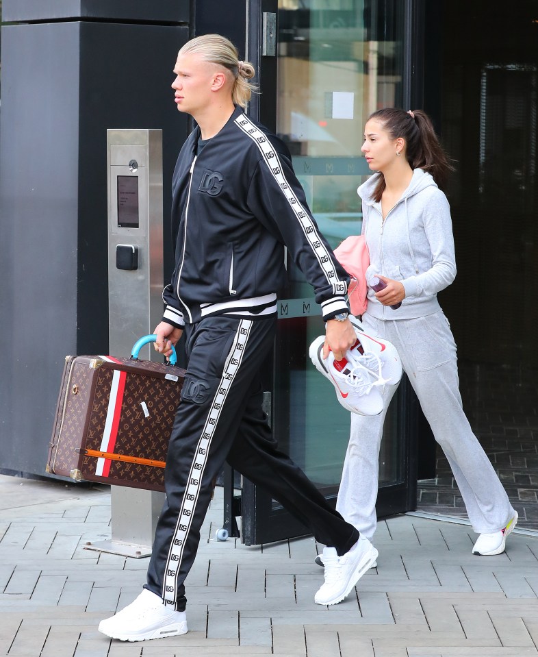 The striker and his girlfriend Isabel Johansen were spotted leaving their apartment today