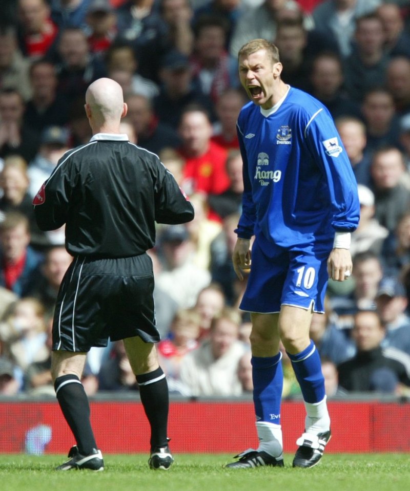 Duncan Ferguson arguing with a referee.