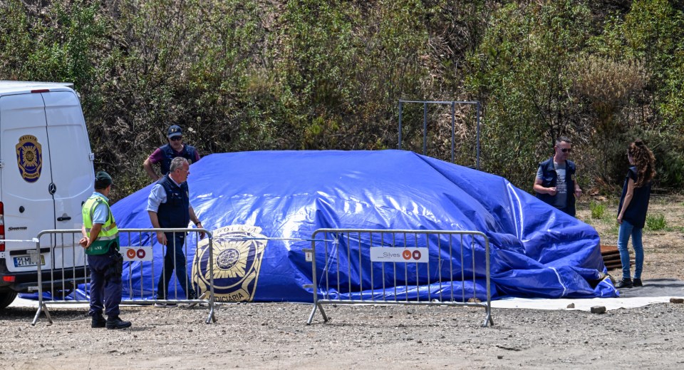 Investigators at the Barragem do Arade Reservoir