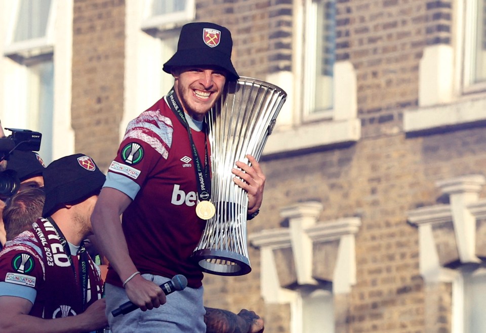 Declan Rice holding the trophy