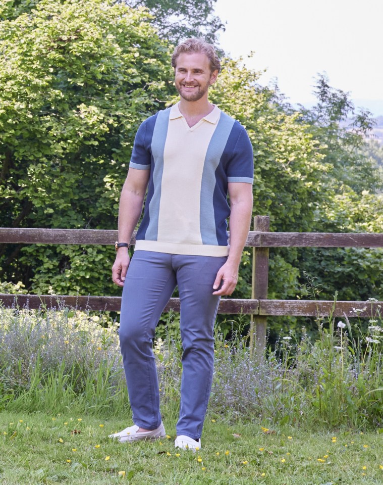 This knit is a stylish alternative to a T-shirt or shirt and is easily paired tonally with jeans or blue chinos