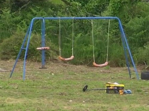 Solaine and her sister Celeste were playing on the swings