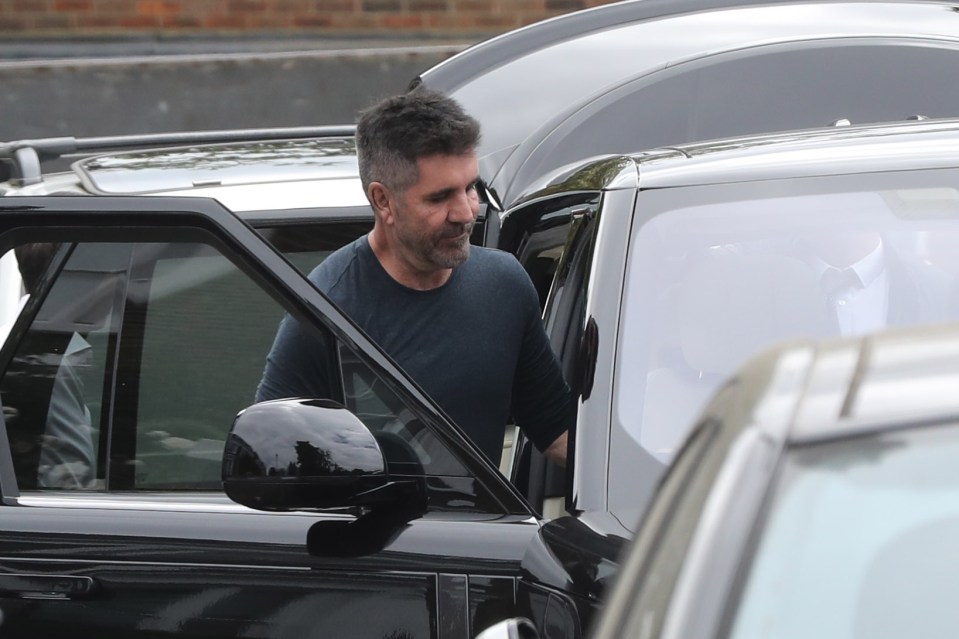 MUST BYLINE: EROTEME.CO.UK .Simon Cowell shakes hand with a car salesman before tests driving a SVR Range Rover with his partner Lauren Silverman . The television personality was immediately happy with the drive and then had plates put on the car upon completing the purchase without having to step foot in a car dealership..EXCLUSIVE May 30, 2023 .Job: 230531L1 London, England..