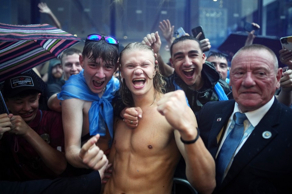 MANCHESTER, ENGLAND - JUNE 12: Erling Haaland celebrates as the pose for a photo with fans during the Manchester City trophy parade on June 12, 2023 in Manchester, England. (Photo by Tom Flathers/Manchester City FC via Getty Images)