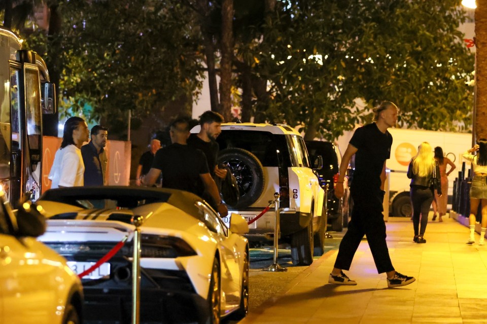 Ake, Dias, and Haaland arrive at the posh hotel in Ibiza