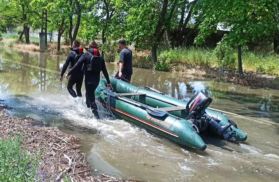 Ukrainian rescuers are using rubber dinghies to travel around the flooded zone