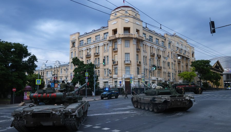 Wagner tanks seizing a military HQ in Prigozhin’s failed coup