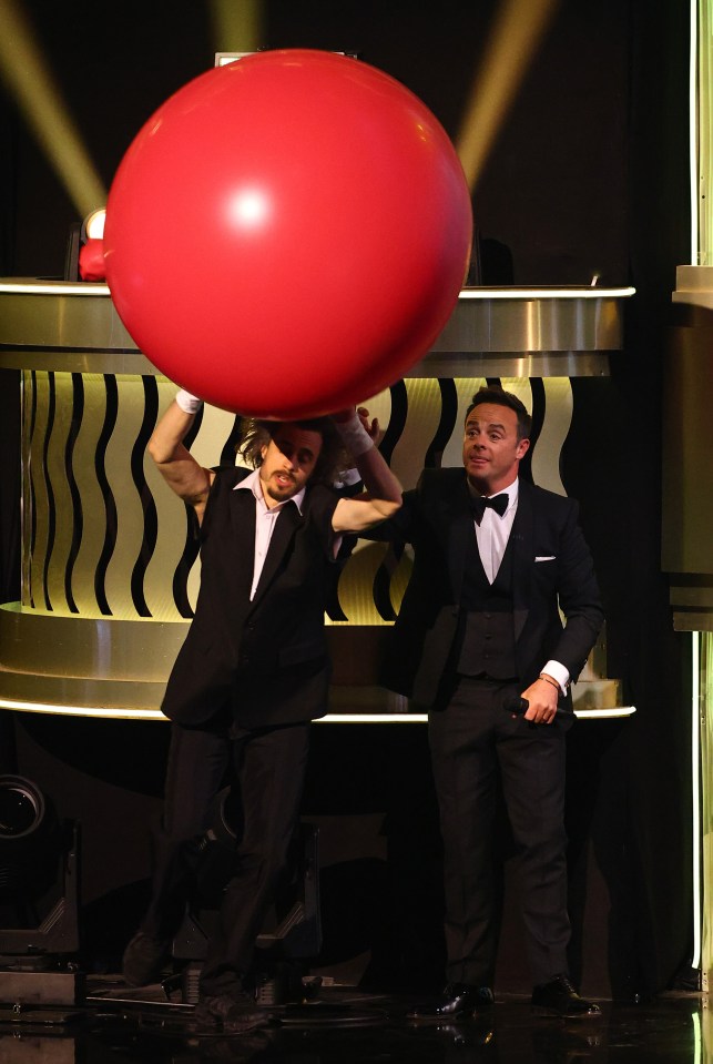 Part of Viggo's performance was climbing into a balloon