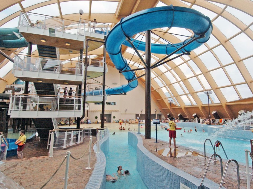 The park is similar to Center Parcs, having an indoor water park