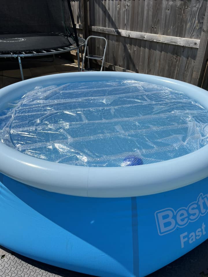 Libbie took to Facebook to share her £2.49 hack to warm up her paddling pool