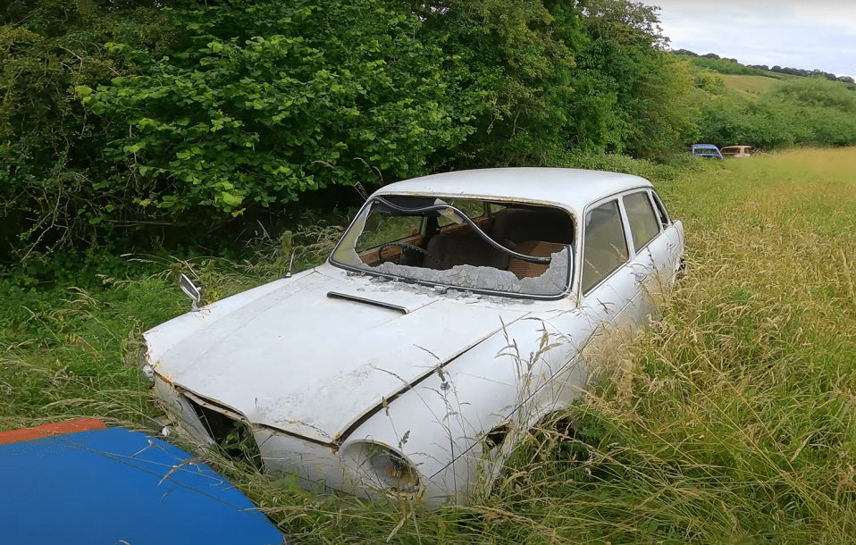 The urban explorer then comes across a white MG - manufactured in 1988 - with the engine completely rusty