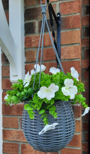 The stunning artificial hanging basket has gone down a storm online