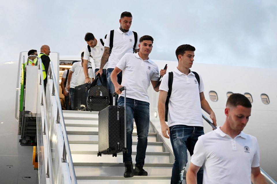 The players donned an all-white top and blue jeans dress code