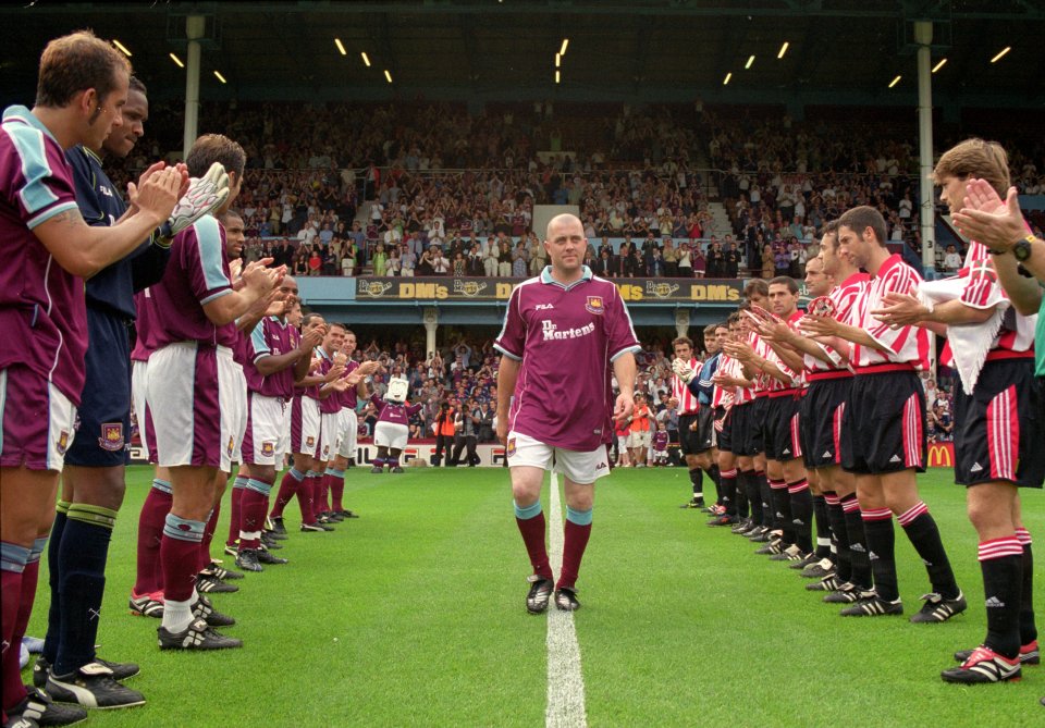 Julian is applauded at his 2000 testimonial game between West Ham and Athletic Bilbao