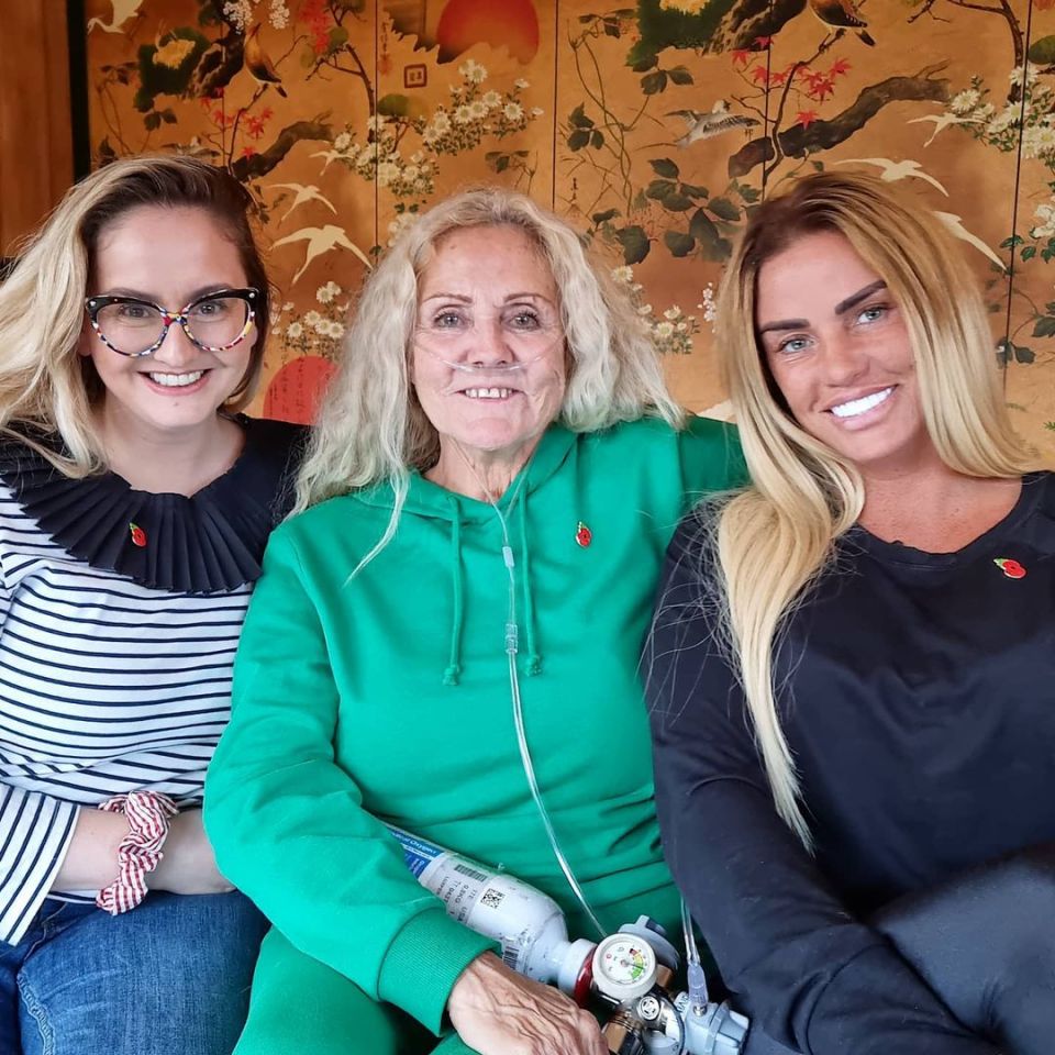 Katie with her terminally-ill mum Amy and her sister Sophie