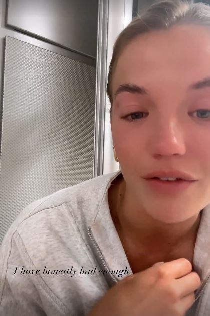 Love Island star Molly Smith broke down in tears after getting stranded in Miami airport