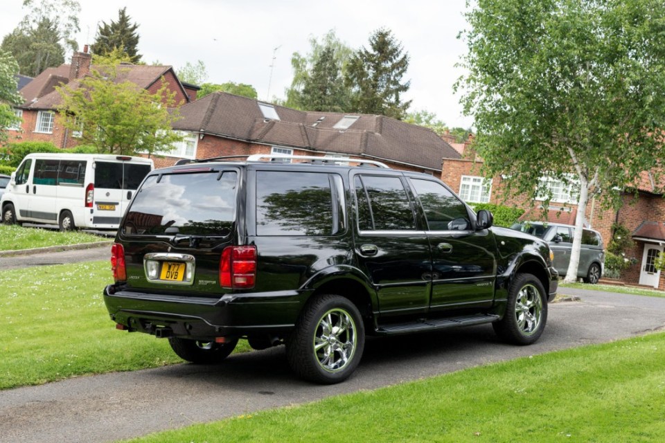 Equipped with a powerful 5.4L V8, the performance of the Navigator matches the imposing appearance