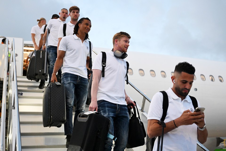 Key stars including Mahrez,De Bruyne, Ake, Stones and Phillips looked calm after landing in Istanbul