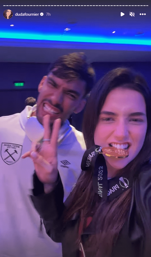 Paqueta posed with girlfriend Duda Fournier and a Europa Conference League winner's medal