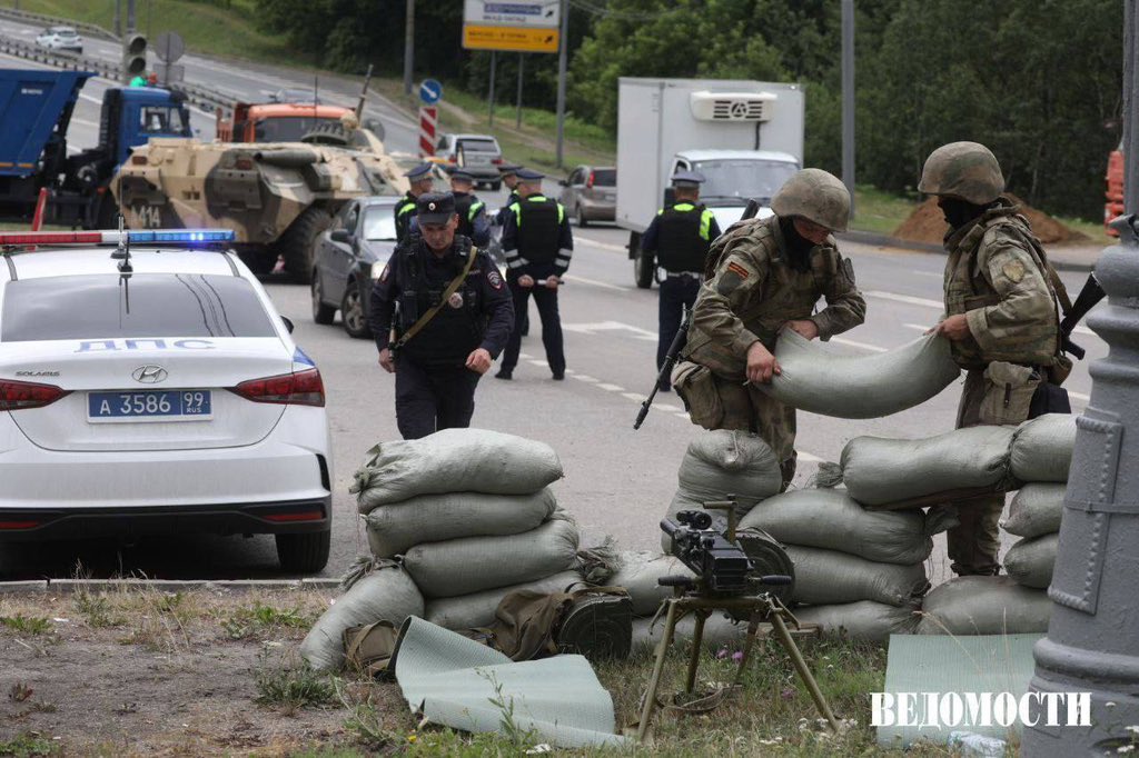 Russian troops and policemen preparing to defend Moscow before the coup was called off