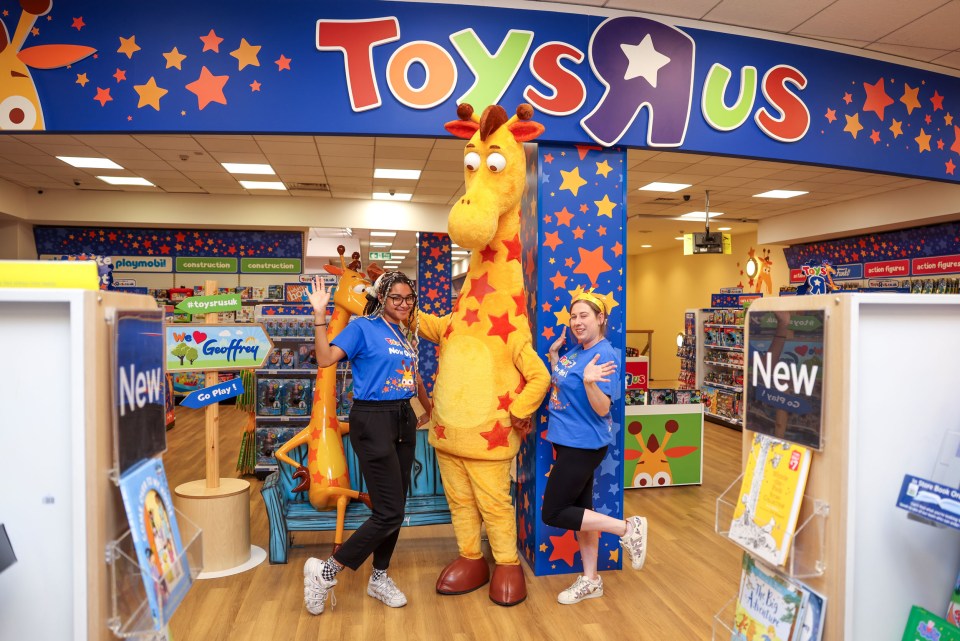 Geoffrey Giraffe is touring Toys R Us stores this summer