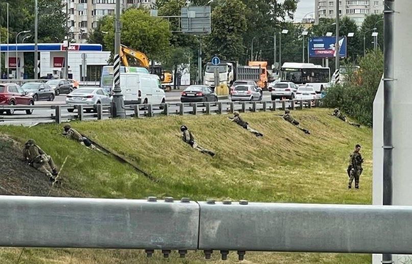 Russian soldiers took up positions on the side of Moscow highways