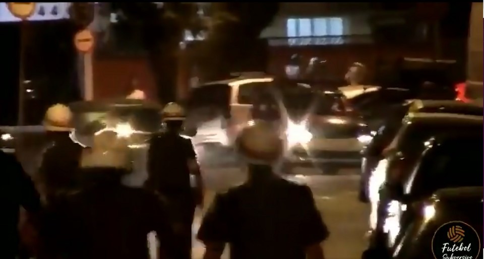 A fan supposedly stole a police car after Santos' game was abandoned