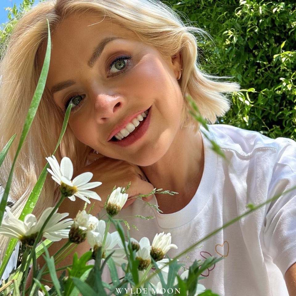 Holly looked incredible as she posed for a selfie in a field