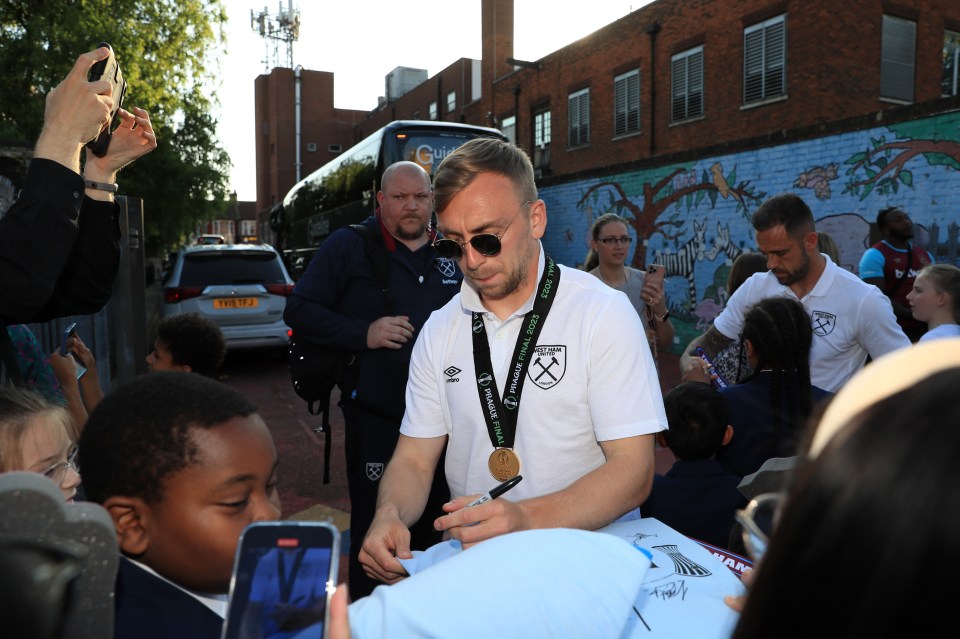 Match winner Jarod Bowen meets fans before the parade