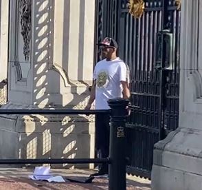 A man has handcuffed himself to the gates of Buckingham Palace - triggering an urgent police response