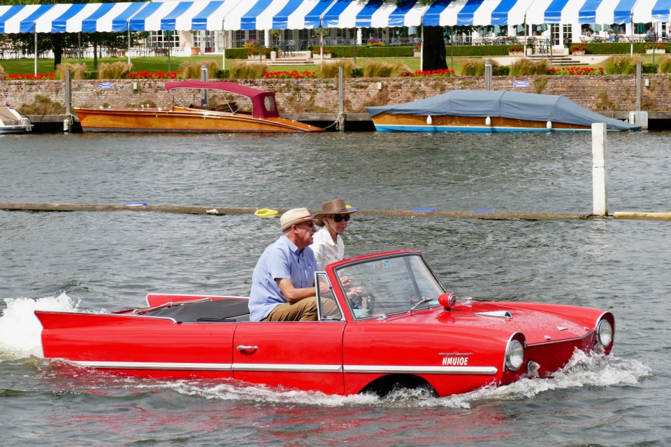 Amphibious vehicles raced in the beautiful weather