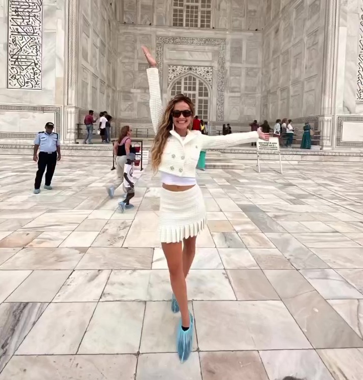 The songstress posed in front of the Taj Mahal