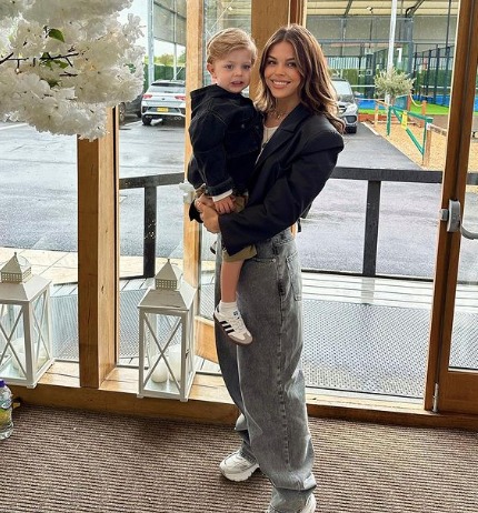 Chloe Lewis has claimed she had a run-in with Ryanair about her buggy