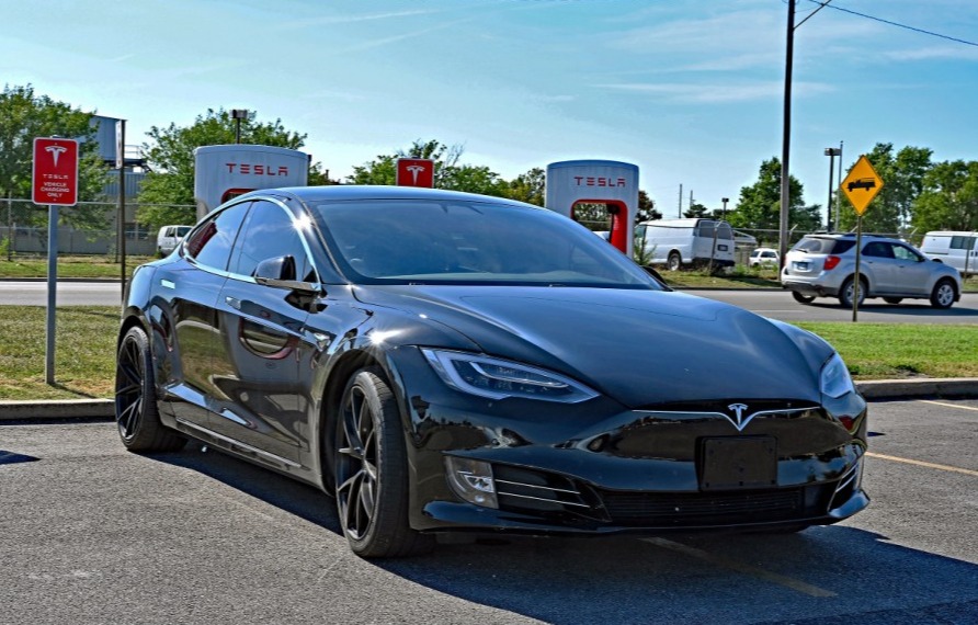 EMPORIA, KANSAS - AUGUST 13, 2022 Tesla Model S at the fastest supercharger station in Kansas. 13 Aug 2022 Pictured: EMPORIA, KANSAS - AUGUST 13, 2022 Tesla Model S at the fastest supercharger station in Kansas. Photo credit: MEGA TheMegaAgency.com +1 888 505 6342