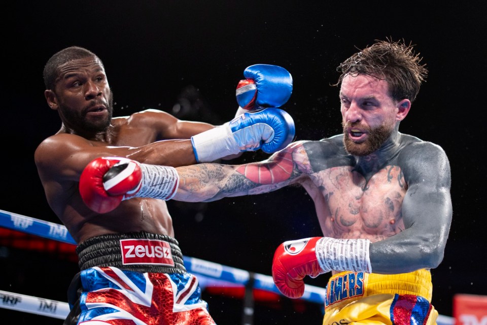 Aaron Chalmers in action against Floyd Mayweather