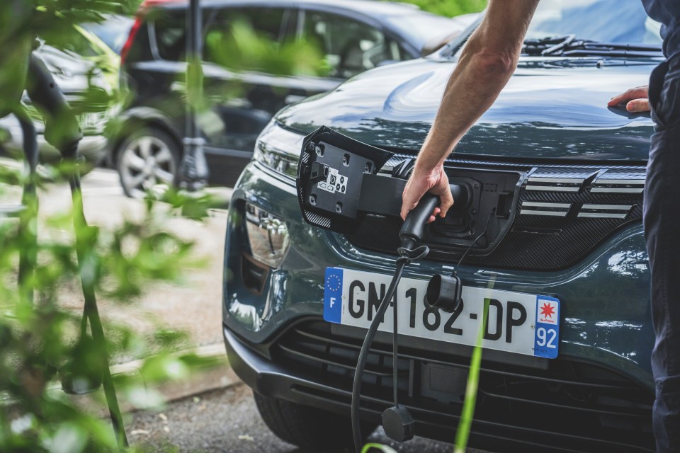 The Dacia is powered by a lightweight 27kWh battery that’ll do up to 136 miles on a full charge